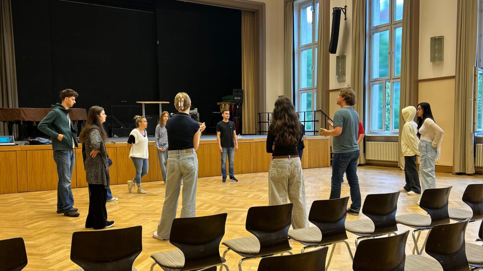 Die Schüler und Schülerinnen des DS-Kurses zu Projektbeginn, bei einer Besprechung