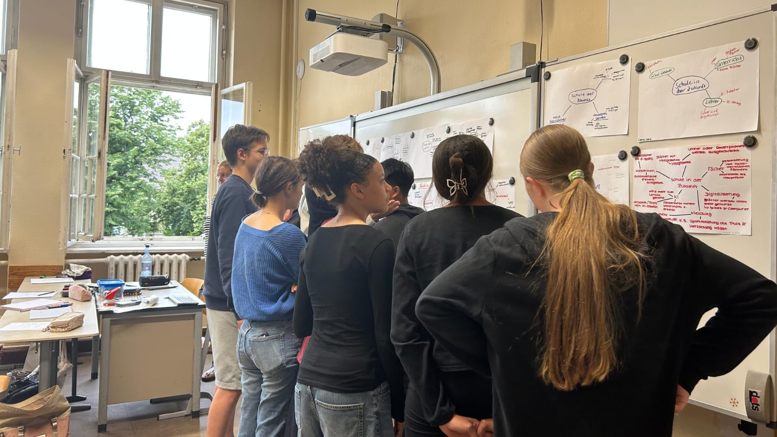 Bild von Schülern beim brainstormen über Projektvorhaben